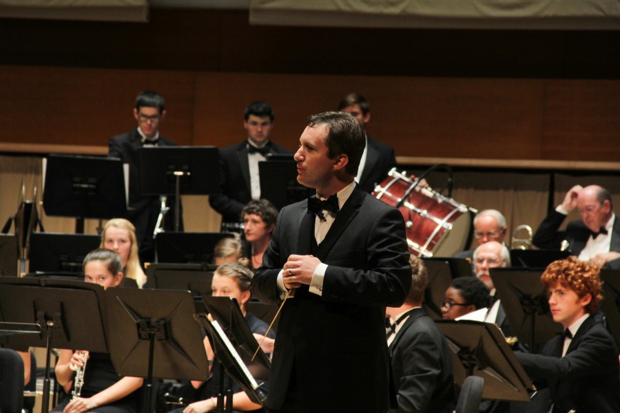 Wind+Ensemble+Conductor+Christopher+Dobbins+directing+students+during+the+performance.+Photo+by+Ellen+Kanzinger%2C+%E2%80%9818.