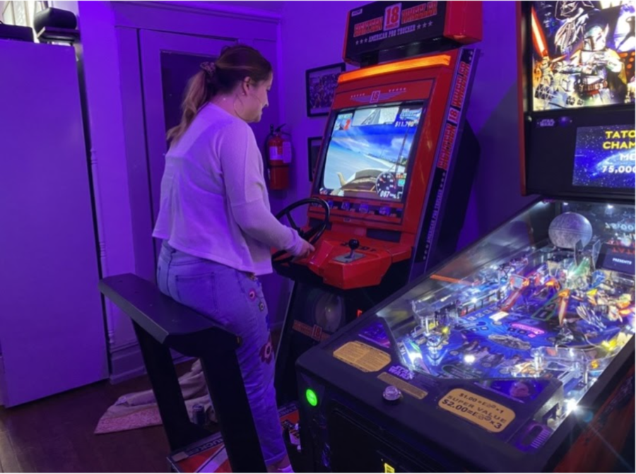Sydney+Brun-Ozuna%2C+%E2%80%9824L%2C+plays+Eighteen+Wheeler+American+Pro+Trucker+at+Tommy%E2%80%99s+Arcade.+She+visited+the+arcade+for+the+first+time+to+compete+in+a+Smash+Bros.+tournament.+Photo+by+Shauna+Muckle%2C+%E2%80%9924.