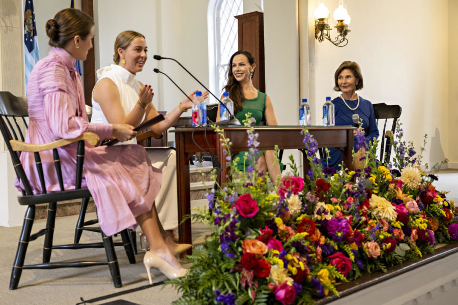 Former First Lady Laura Bush and daughter Barbara Bush have a discussion with Ramsay Trask ’24 and Carly Snyder ’24 in University Chapel.