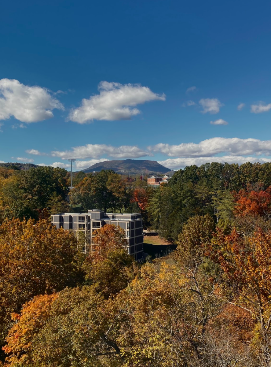 A+view+of+House+Mountain+and+the+Woods+Creek+Apartments+show+off+Lexingtons+signature+fall+foliage.