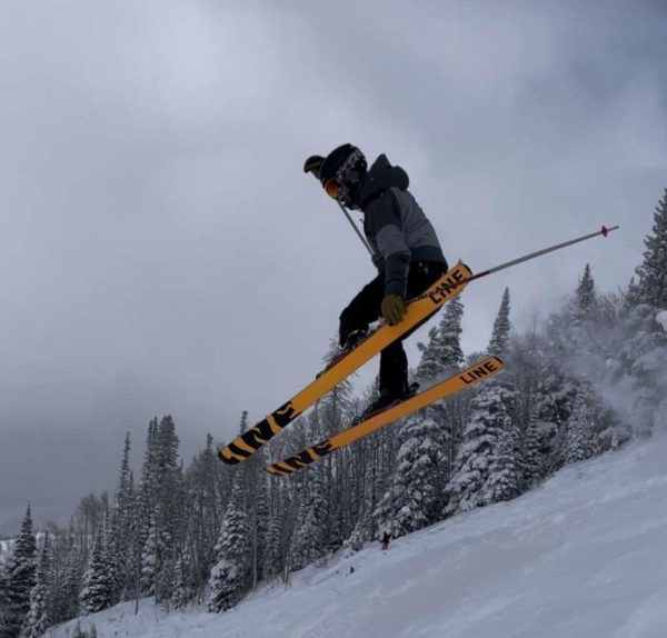 Evan DiPaula, ‘24, catches air while making a left ski grab.