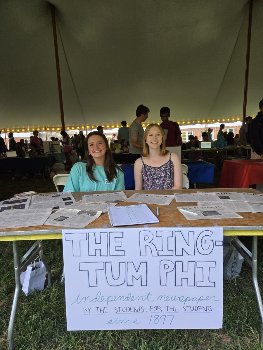 Ring-tum Phi editors-in-chief Julianna Stephenson, ‘26, and Emma Malinak, ‘25 meet new writers at the activities fair. 